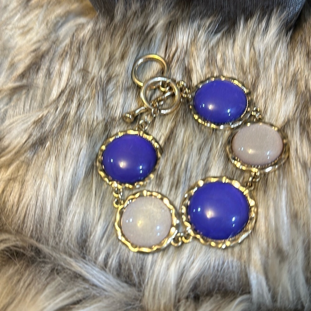 Cute bracelet, lavender and cream and gold. Vintage.​​